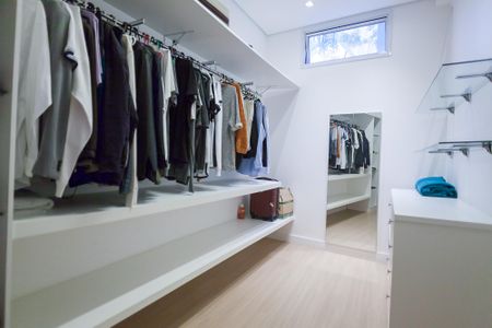 Casa de condomínio à venda com 710m², 5 quartos e 6 vagas Casa de condomínio à venda com 710m², 5 quartos e 6 vagasCloset suíte 4