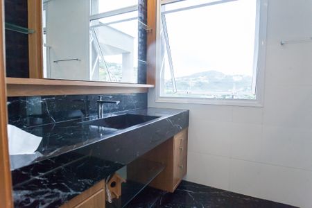 Casa de condomínio à venda com 710m², 5 quartos e 6 vagas Casa de condomínio à venda com 710m², 5 quartos e 6 vagasBanheiro da Suíte 5