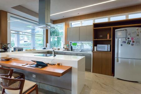 Casa de condomínio à venda com 710m², 5 quartos e 6 vagas Casa de condomínio à venda com 710m², 5 quartos e 6 vagasCozinha