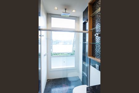 Casa de condomínio à venda com 710m², 5 quartos e 6 vagas Casa de condomínio à venda com 710m², 5 quartos e 6 vagasBanheiro Suíte 3