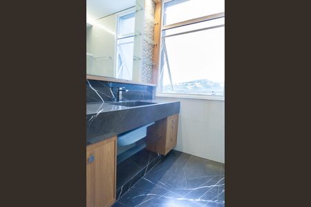 Casa de condomínio à venda com 710m², 5 quartos e 6 vagas Casa de condomínio à venda com 710m², 5 quartos e 6 vagasBanheiro Suíte 2