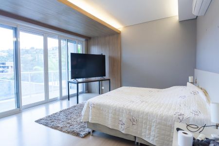 Casa de condomínio à venda com 710m², 5 quartos e 6 vagas Casa de condomínio à venda com 710m², 5 quartos e 6 vagasSuíte 4