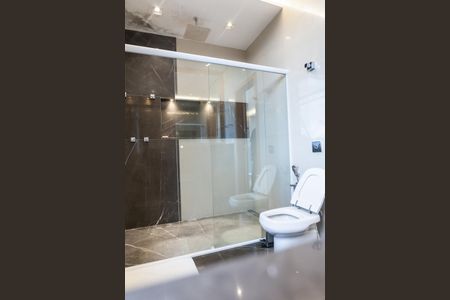 Casa de condomínio à venda com 710m², 5 quartos e 6 vagas Casa de condomínio à venda com 710m², 5 quartos e 6 vagasBanheiro Suíte 2