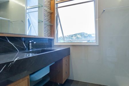 Casa de condomínio à venda com 710m², 5 quartos e 6 vagas Casa de condomínio à venda com 710m², 5 quartos e 6 vagasBanheiro Suíte 2