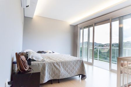 Casa de condomínio à venda com 710m², 5 quartos e 6 vagas Casa de condomínio à venda com 710m², 5 quartos e 6 vagasSuíte 3