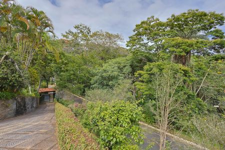 Casa de condomínio à venda com 420m², 4 quartos e 5 vagas Casa de condomínio à venda com 420m², 4 quartos e 5 vagasEntrada