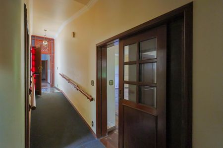 Casa de condomínio à venda com 420m², 4 quartos e 5 vagas Casa de condomínio à venda com 420m², 4 quartos e 5 vagasCorredor