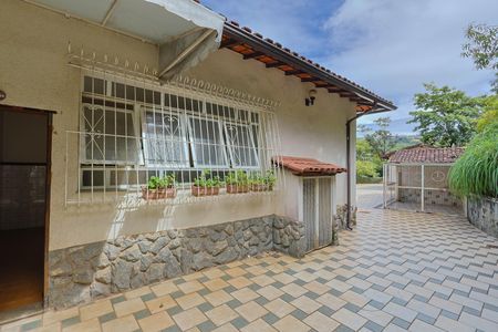 Casa de condomínio à venda com 420m², 4 quartos e 5 vagas Casa de condomínio à venda com 420m², 4 quartos e 5 vagasÁrea de Serviço