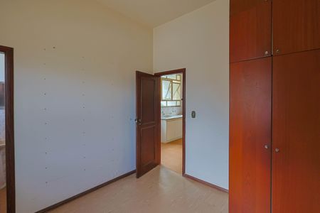 Casa de condomínio à venda com 420m², 4 quartos e 5 vagas Casa de condomínio à venda com 420m², 4 quartos e 5 vagasQuarto de Serviço