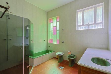 Casa de condomínio à venda com 420m², 4 quartos e 5 vagas Casa de condomínio à venda com 420m², 4 quartos e 5 vagasBanheiro