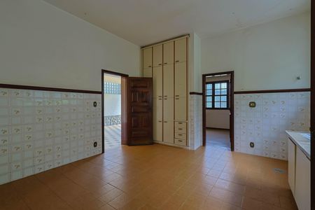 Casa de condomínio à venda com 420m², 4 quartos e 5 vagas Casa de condomínio à venda com 420m², 4 quartos e 5 vagasÁrea de Serviço