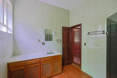 Casa de condomínio à venda com 420m², 4 quartos e 5 vagas Casa de condomínio à venda com 420m², 4 quartos e 5 vagasBanheiro