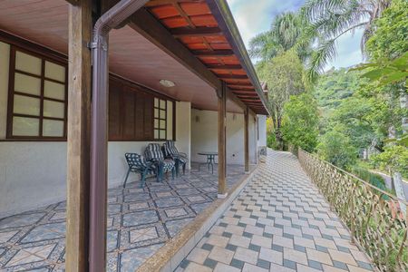 Casa de condomínio à venda com 420m², 4 quartos e 5 vagas Casa de condomínio à venda com 420m², 4 quartos e 5 vagasVaranda