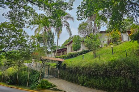 Casa de condomínio à venda com 420m², 4 quartos e 5 vagas Casa de condomínio à venda com 420m², 4 quartos e 5 vagasFachada