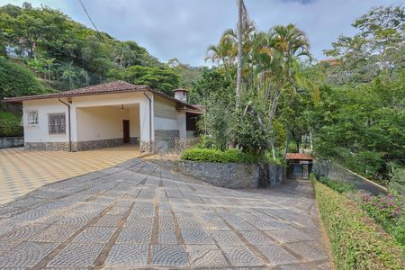 Casa de condomínio à venda com 420m², 4 quartos e 5 vagas Casa de condomínio à venda com 420m², 4 quartos e 5 vagasEntrada