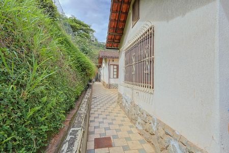 Casa de condomínio à venda com 420m², 4 quartos e 5 vagas Casa de condomínio à venda com 420m², 4 quartos e 5 vagasFundos