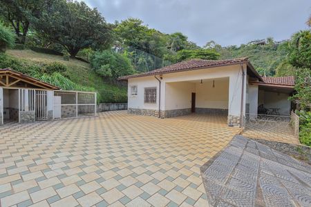 Casa de condomínio à venda com 420m², 4 quartos e 5 vagas Casa de condomínio à venda com 420m², 4 quartos e 5 vagasQuintal