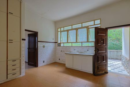 Casa de condomínio à venda com 420m², 4 quartos e 5 vagas Casa de condomínio à venda com 420m², 4 quartos e 5 vagasÁrea de Serviço