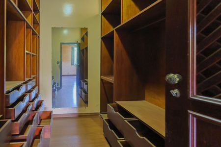 Casa de condomínio à venda com 420m², 4 quartos e 5 vagas Casa de condomínio à venda com 420m², 4 quartos e 5 vagasCloset da suíte 2