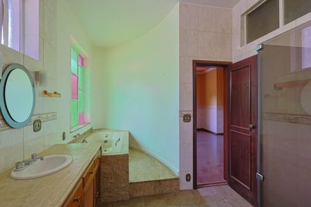 Casa de condomínio à venda com 420m², 4 quartos e 5 vagas Casa de condomínio à venda com 420m², 4 quartos e 5 vagasBanheiro da Suíte 2