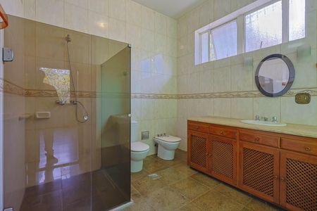 Casa de condomínio à venda com 420m², 4 quartos e 5 vagas Casa de condomínio à venda com 420m², 4 quartos e 5 vagasBanheiro da Suíte 2