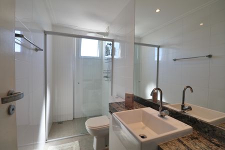 Apartamento para alugar com 235m², 3 quartos e 3 vagas Apartamento para alugar com 235m², 3 quartos e 3 vagasBanheiro Social