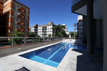 Apartamento para alugar com 235m², 3 quartos e 3 vagas Apartamento para alugar com 235m², 3 quartos e 3 vagasÁrea comum - Piscina