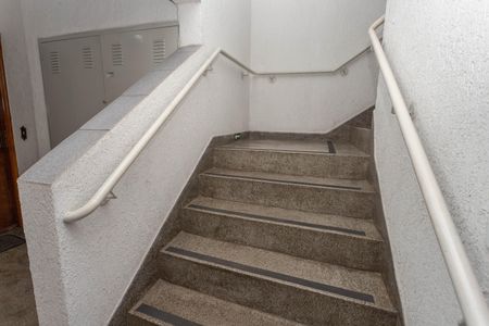 Apartamento à venda com 65m², 2 quartos e 1 vaga Apartamento à venda com 65m², 2 quartos e 1 vagaEscada do prédio