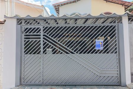 Casa à venda com 130m², 3 quartos e 2 vagas Casa à venda com 130m², 3 quartos e 2 vagasFachada