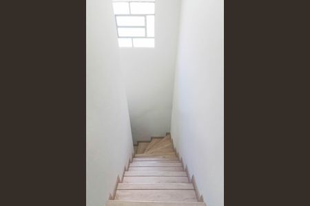 Casa à venda com 130m², 3 quartos e 2 vagas Casa à venda com 130m², 3 quartos e 2 vagasEscadas