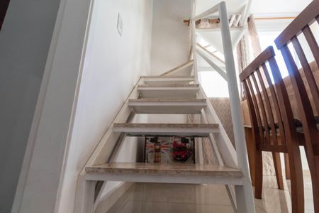 Apartamento à venda com 97m², 3 quartos e 1 vaga Apartamento à venda com 97m², 3 quartos e 1 vagaEscada