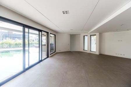 Sala de TV de casa de condomínio à venda com 4 quartos, 598m² em Alphaville Empresarial, Barueri