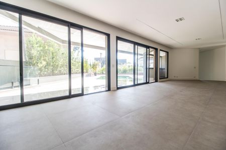 Sala de TV de casa de condomínio à venda com 4 quartos, 598m² em Alphaville Empresarial, Barueri