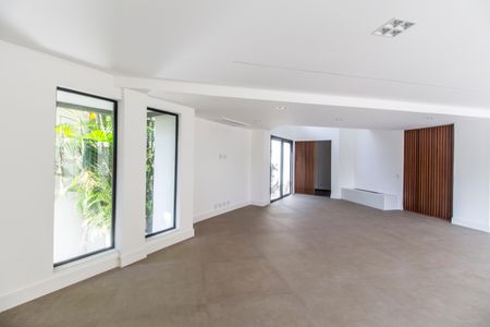 Sala de TV de casa de condomínio à venda com 4 quartos, 598m² em Alphaville Empresarial, Barueri