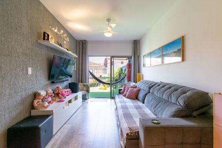 Casa à venda com 158m², 3 quartos e 2 vagas Casa à venda com 158m², 3 quartos e 2 vagasSala