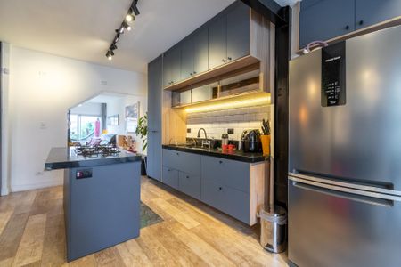 Casa à venda com 158m², 3 quartos e 2 vagas Casa à venda com 158m², 3 quartos e 2 vagasCozinha