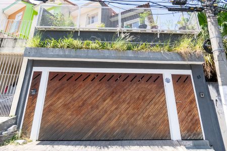 Casa à venda com 158m², 3 quartos e 2 vagas Casa à venda com 158m², 3 quartos e 2 vagasFachada