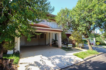 Casa de condomínio para alugar com 323m², 3 quartos e 4 vagas Casa de condomínio para alugar com 323m², 3 quartos e 4 vagasFachada