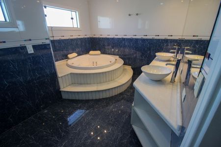 Casa de condomínio para alugar com 323m², 3 quartos e 4 vagas Casa de condomínio para alugar com 323m², 3 quartos e 4 vagasBanheiro da Suíte 3