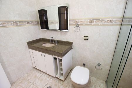 Casa de condomínio para alugar com 323m², 3 quartos e 4 vagas Casa de condomínio para alugar com 323m², 3 quartos e 4 vagasBanheiro da Suíte 2