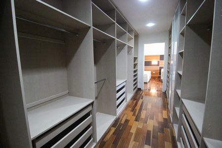 Casa de condomínio para alugar com 323m², 3 quartos e 4 vagas Casa de condomínio para alugar com 323m², 3 quartos e 4 vagasCloset da suíte 3