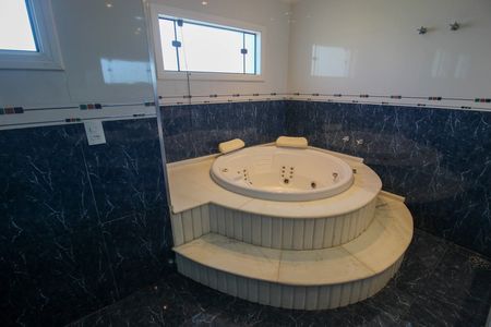 Casa de condomínio para alugar com 323m², 3 quartos e 4 vagas Casa de condomínio para alugar com 323m², 3 quartos e 4 vagasBanheiro da Suíte 3