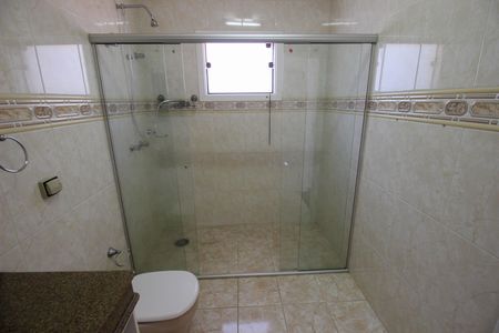 Casa de condomínio para alugar com 323m², 3 quartos e 4 vagas Casa de condomínio para alugar com 323m², 3 quartos e 4 vagasBanheiro da Suíte 2
