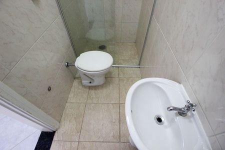 Casa de condomínio para alugar com 323m², 3 quartos e 4 vagas Casa de condomínio para alugar com 323m², 3 quartos e 4 vagasBanheiro de serviço