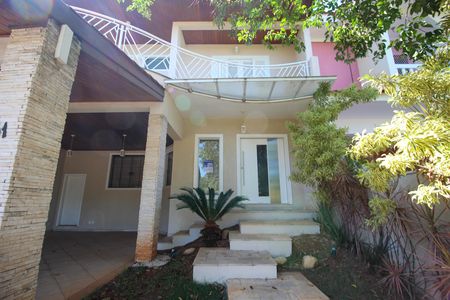 Casa de condomínio para alugar com 323m², 3 quartos e 4 vagas Casa de condomínio para alugar com 323m², 3 quartos e 4 vagasFachada