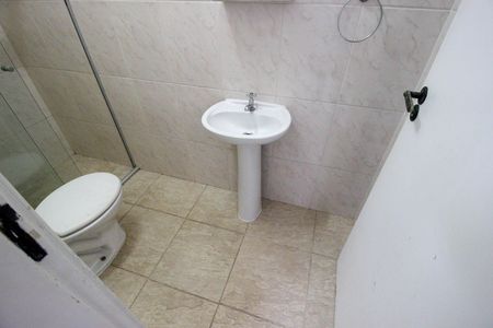 Casa de condomínio para alugar com 323m², 3 quartos e 4 vagas Casa de condomínio para alugar com 323m², 3 quartos e 4 vagasBanheiro de serviço