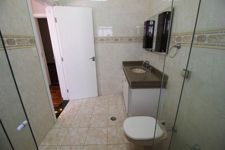 Casa de condomínio para alugar com 323m², 3 quartos e 4 vagas Casa de condomínio para alugar com 323m², 3 quartos e 4 vagasBanheiro da Suíte 2