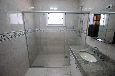 Casa de condomínio para alugar com 323m², 3 quartos e 4 vagas Casa de condomínio para alugar com 323m², 3 quartos e 4 vagasBanheiro da Suíte 1