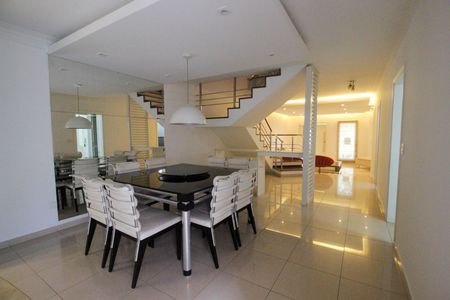 Casa de condomínio para alugar com 323m², 3 quartos e 4 vagas Casa de condomínio para alugar com 323m², 3 quartos e 4 vagasSala de Jantar