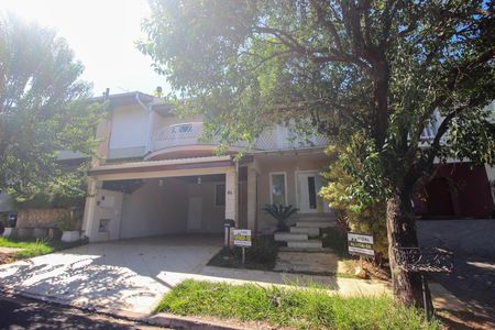 Casa de condomínio para alugar com 323m², 3 quartos e 4 vagas Casa de condomínio para alugar com 323m², 3 quartos e 4 vagasFachada